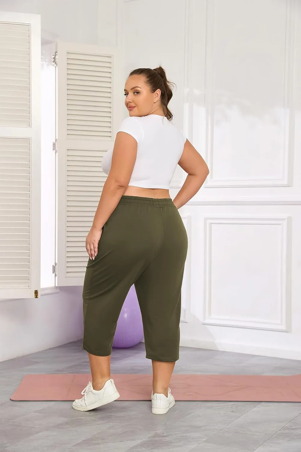 Plus Size Capri Pants for Women Loose Fit Yoga Pants with Pockets Workout Activewear Sweatpants